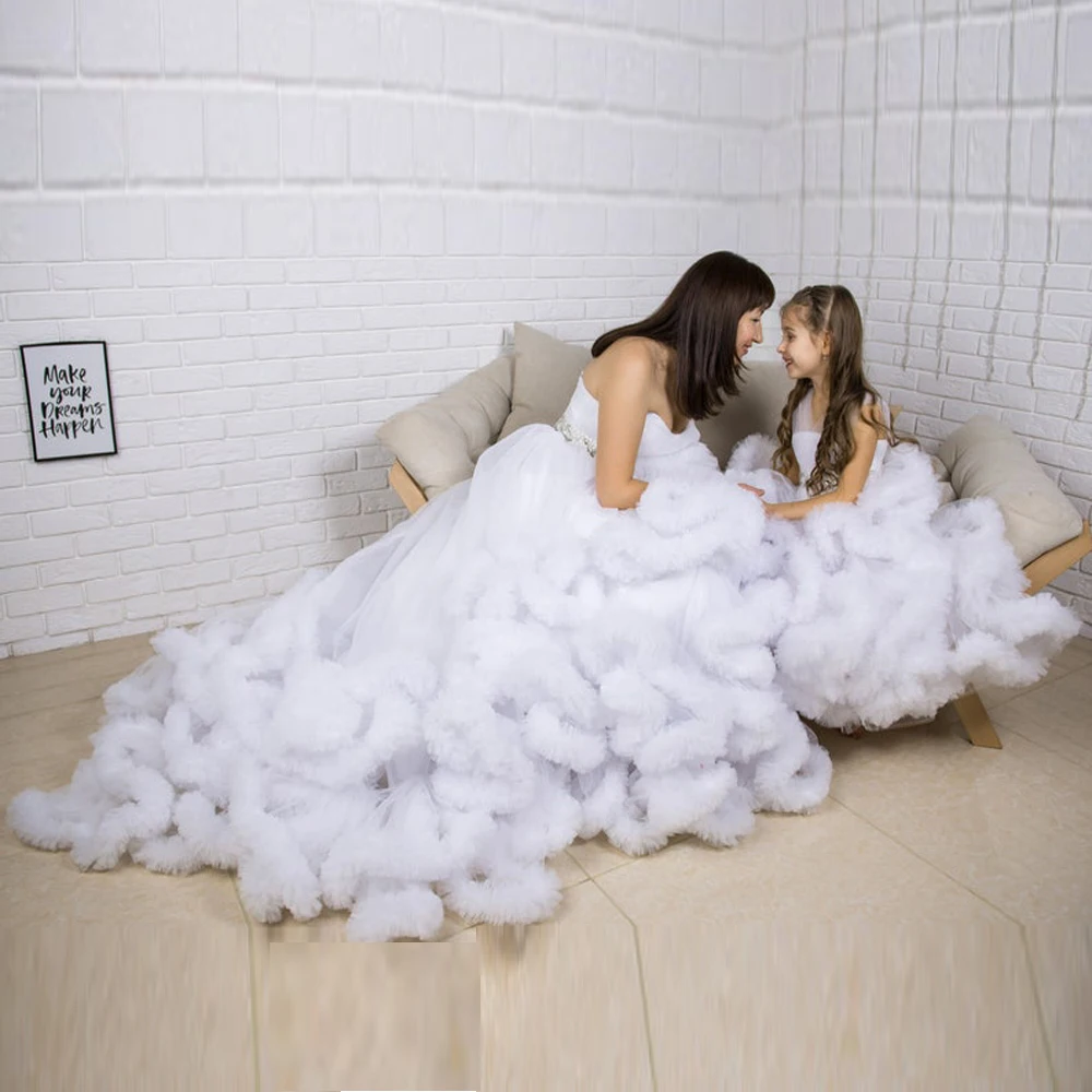 2022 Designer Pure White Ruffles Mom and Me Dresses Crystal Belt Mother Kids Dress First Birthday Photoshoot Evening Gowns