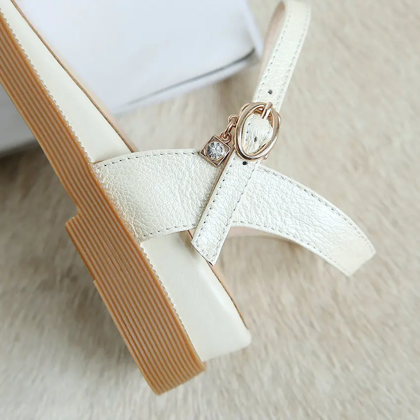 Женские сандалии QUTAA черные модные из искусственной кожи на платформе и низком