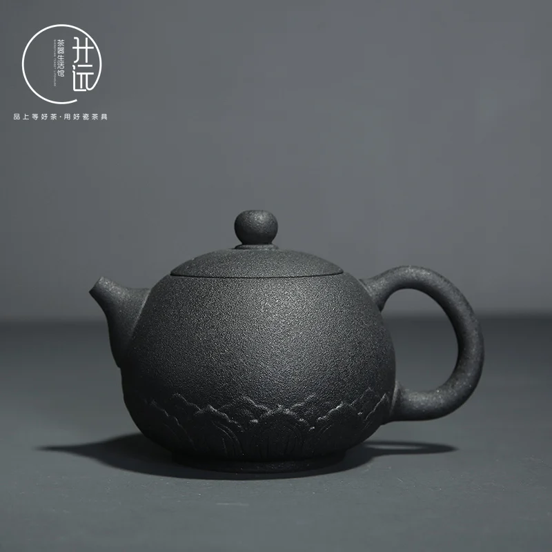 Черный необработанный чайник в античном японском стиле с цветком