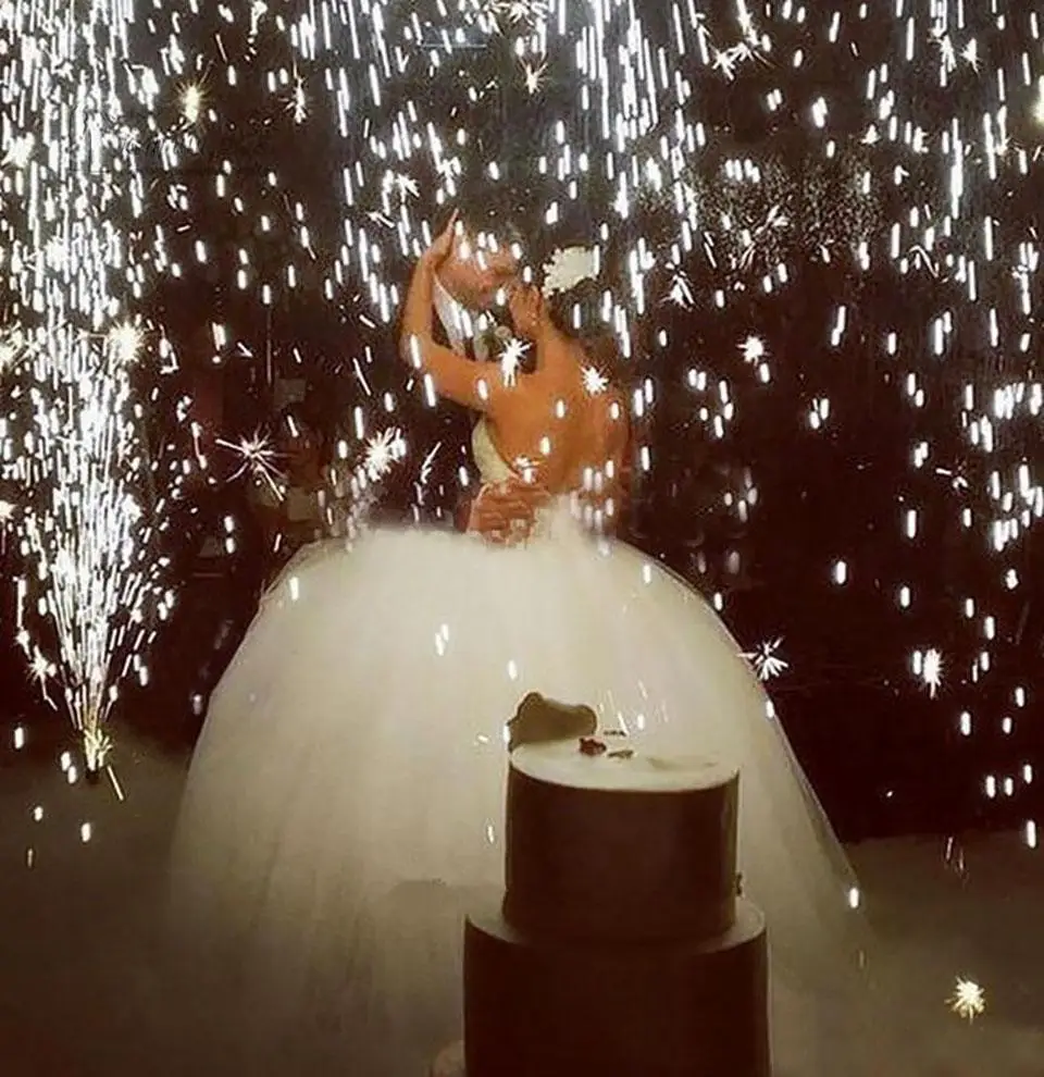 Свадебное бальное платье с аппликациями бисером |