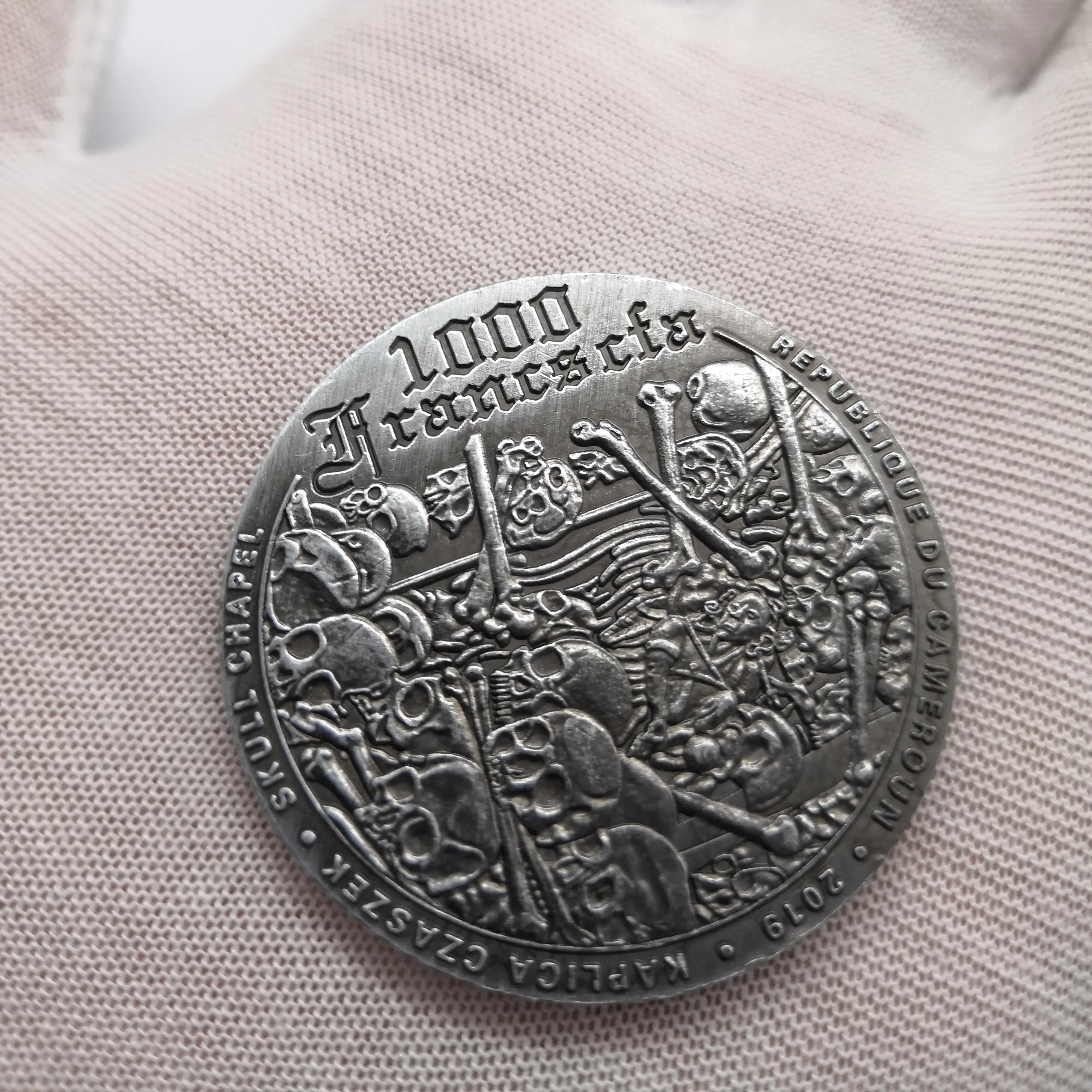 Серебряные монеты в форме черепа