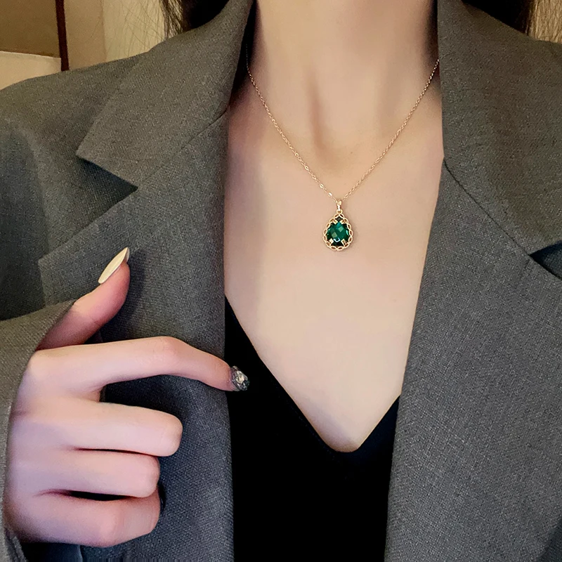 Женское ювелирное колье 2021 года "Южнокорейский стиль: элегантный изумрудный цирконий, капля воды, подвеска из титановой стали для подарка на банкете и вечеринке".