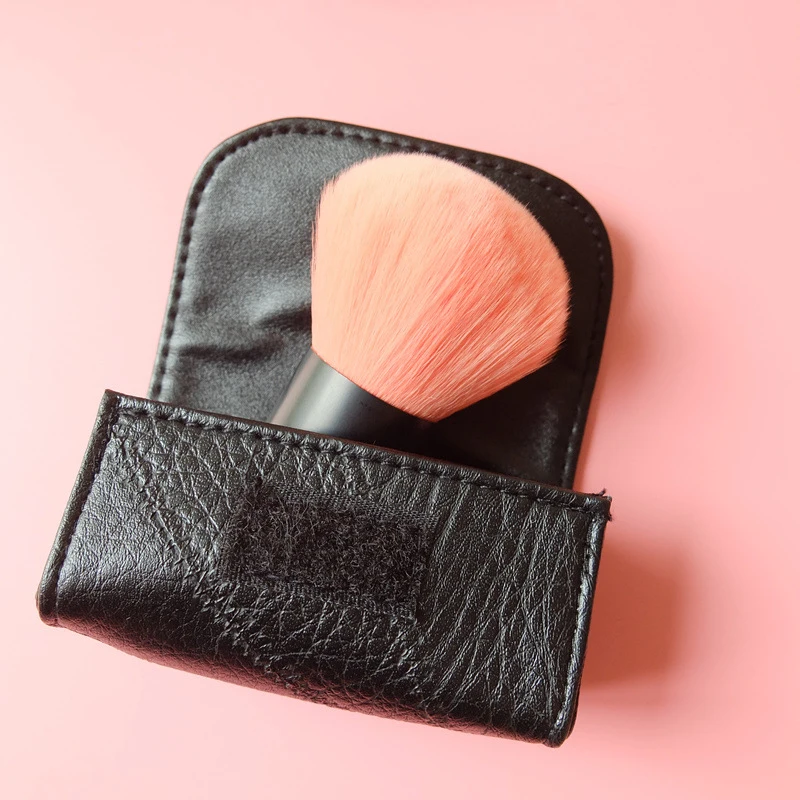 

Short Handle Loose Powder Brush Honey Powder Brush Portable Dust-Proof Bag Makeup Brush High Quality Bristle Loose Powder Brush