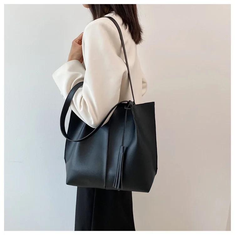 

Осенняя женская сумка, новинка 2021, трендовая простая модная сумка-тоут из полиуретана, сумка для поездок, вместительная сумка через плечо