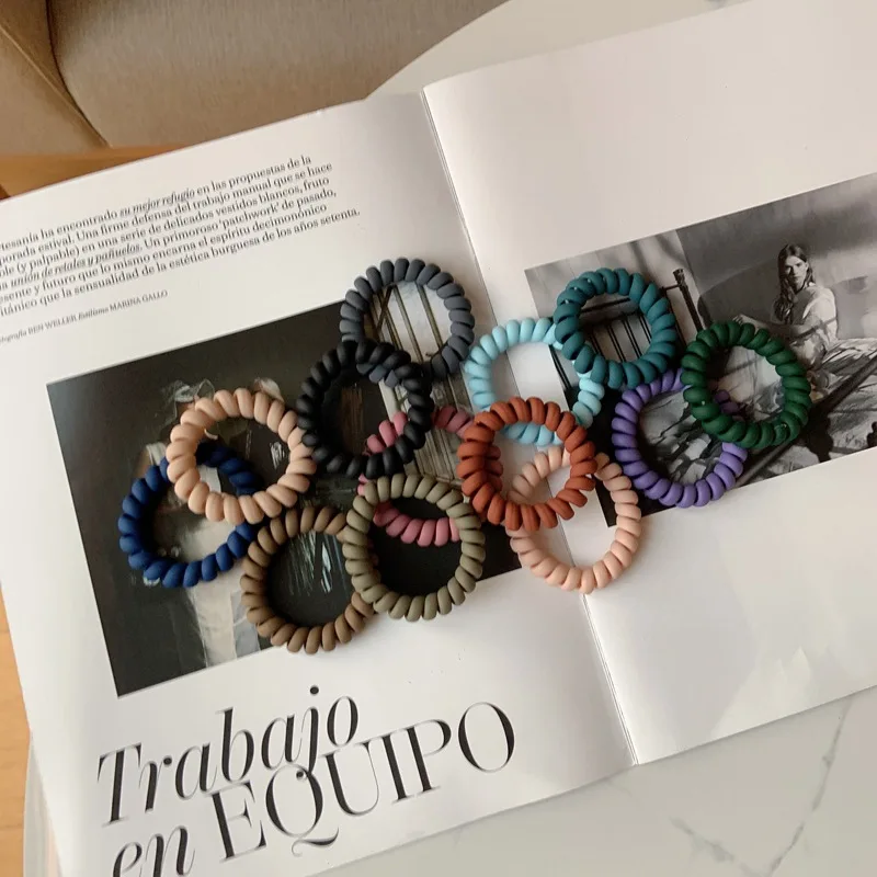 Резинка для волос женская однотонная пластиковая эластичная |