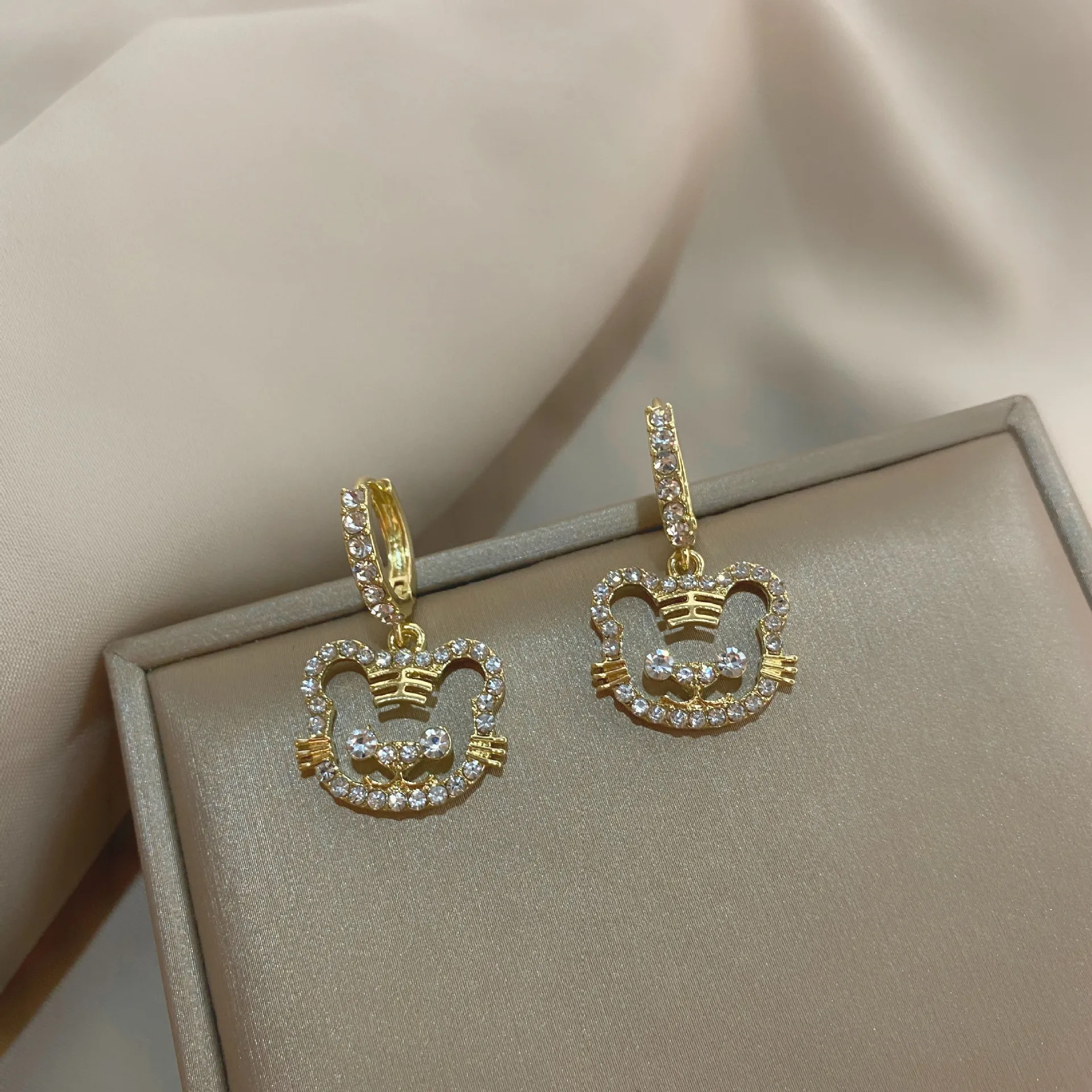 

2021 new Zodiac year little tiger Earrings female Korean East Gate Design sweet fashion temperament Earrings