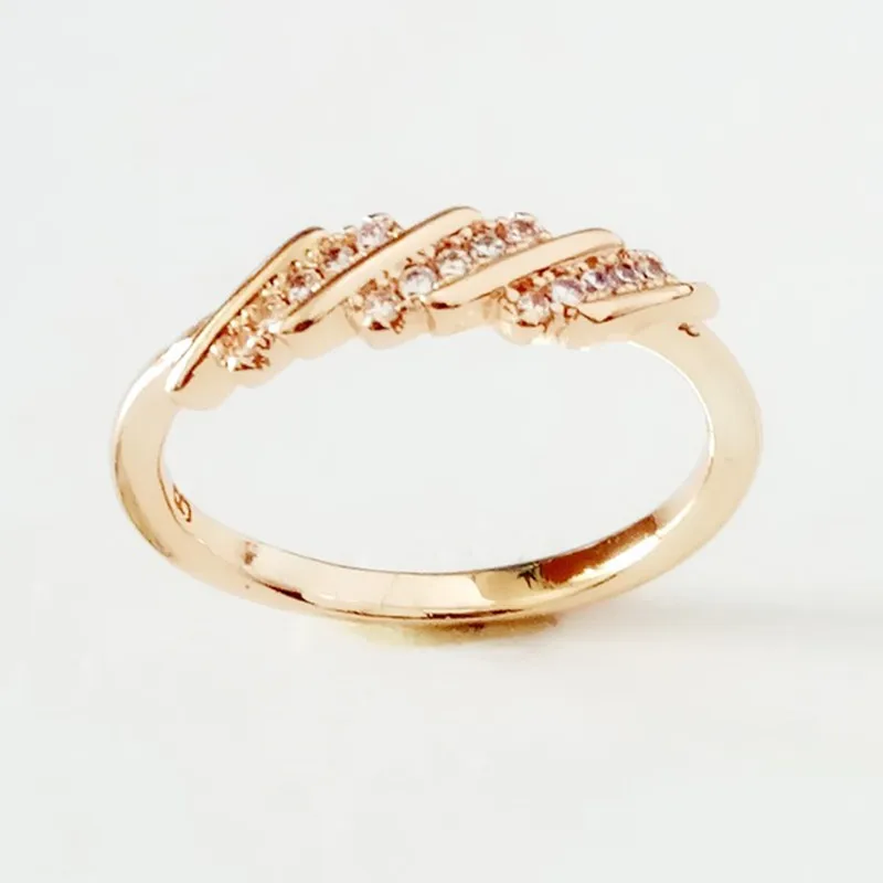 Женское кольцо из розового золота 585 пробы с фианитами|Обручальные кольца| |
