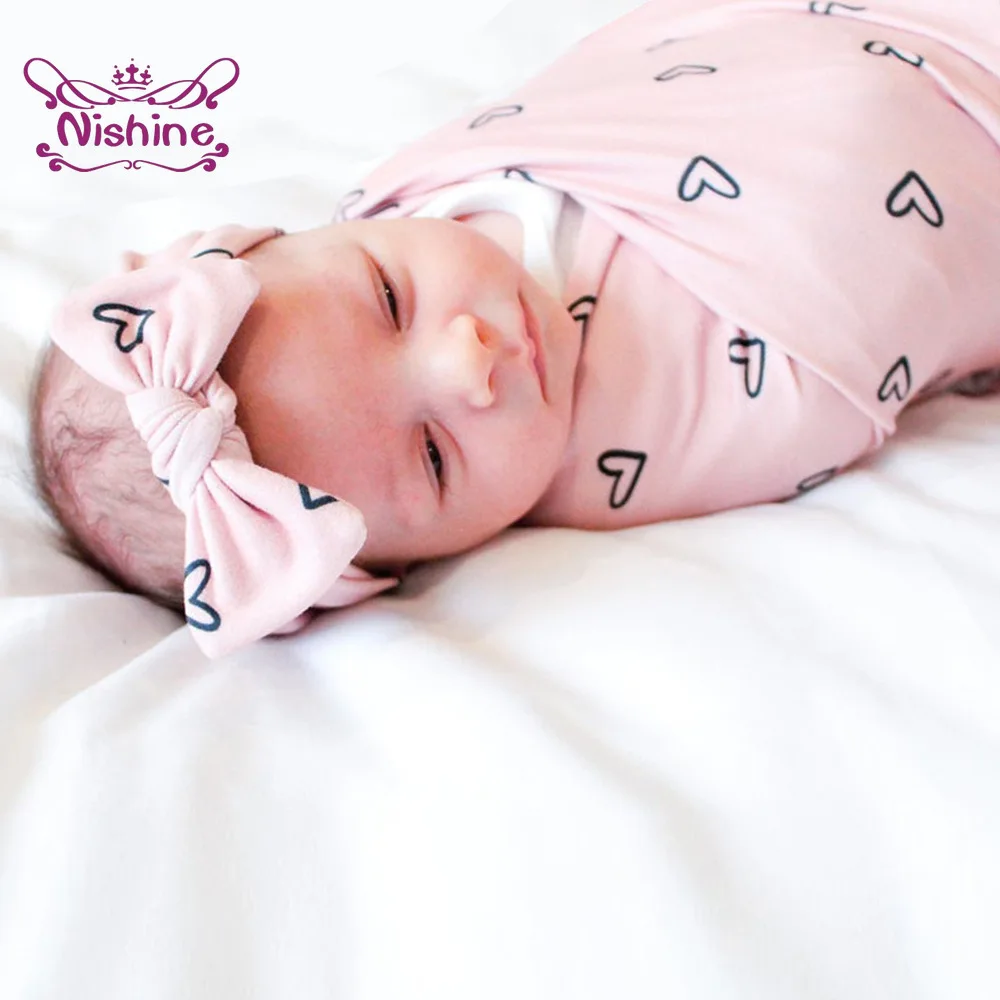 Nishine coperta Swaddle con stampa carina e fascia per capelli Set di due pezzi moda infantile motivo a forma di cuore fascia annodata copricapo per bambini