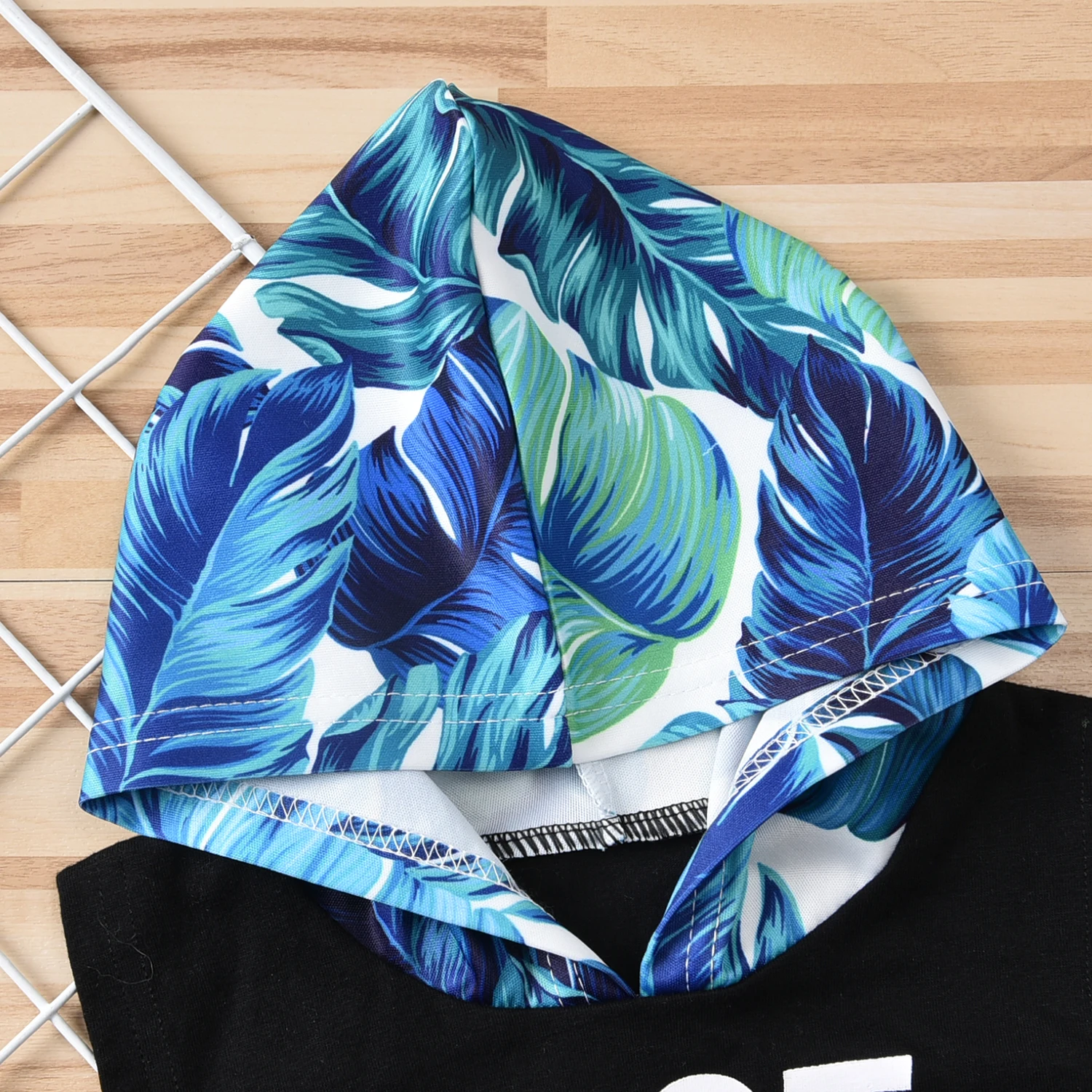 Костюм детский из 2 предметов пуловер без рукавов с капюшоном и шорты принтом