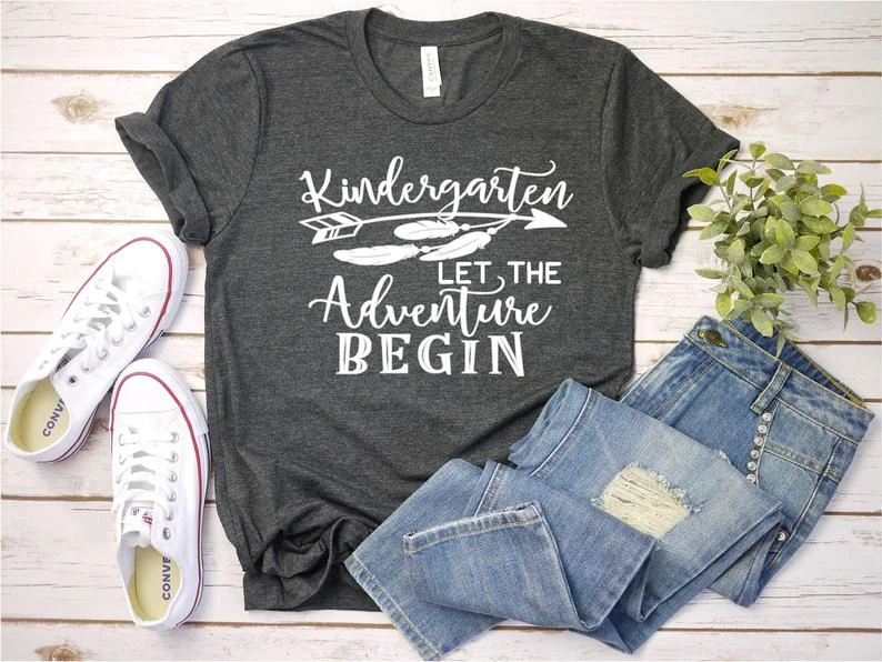

Рубашка для учителей детского сада с надписью «Let The Adventure»