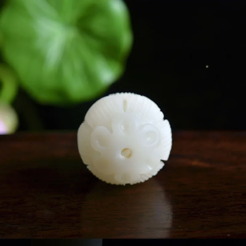 

Fine carved seeds of the lotus, carved jewelry accessories pendants crafts(A330)