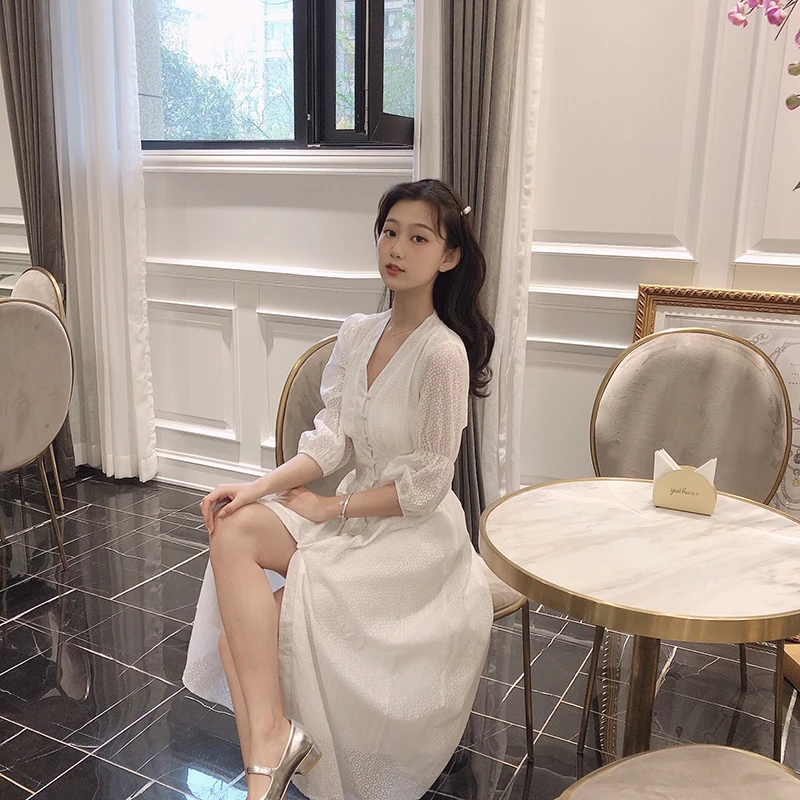 Женское винтажное платье с V образным вырезом белое однобортное длинное из