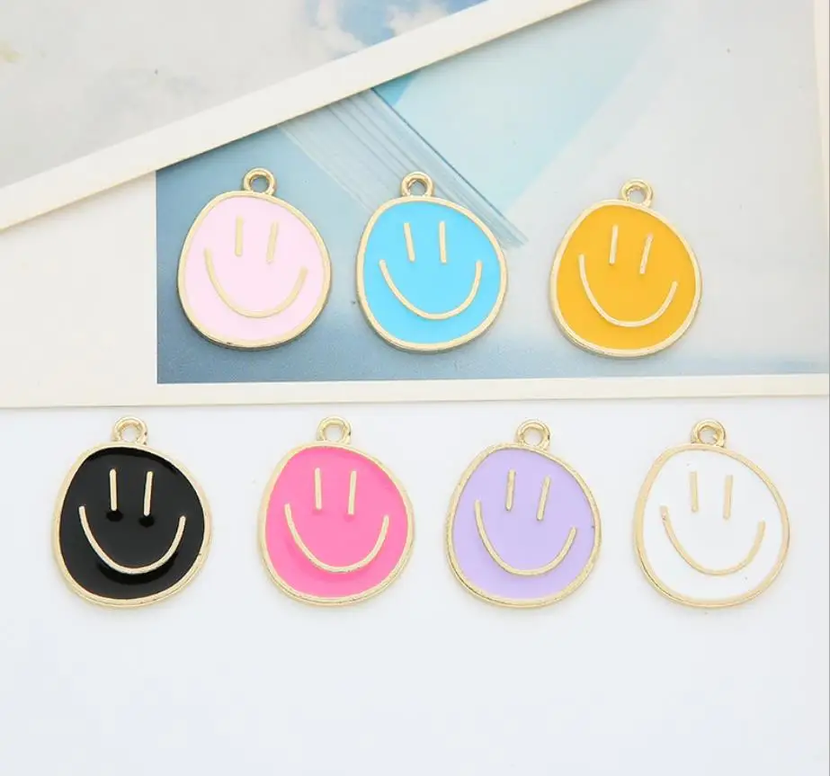 

Маленькая подвеска-капля из сплава с изображением улыбающегося лица