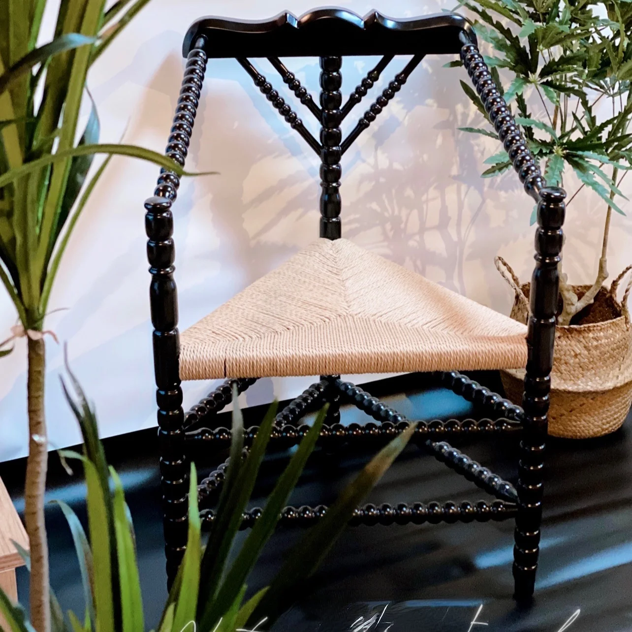 

GY Custom Mid-Ancient Feel Solid Wood Carving Corner Chair Black