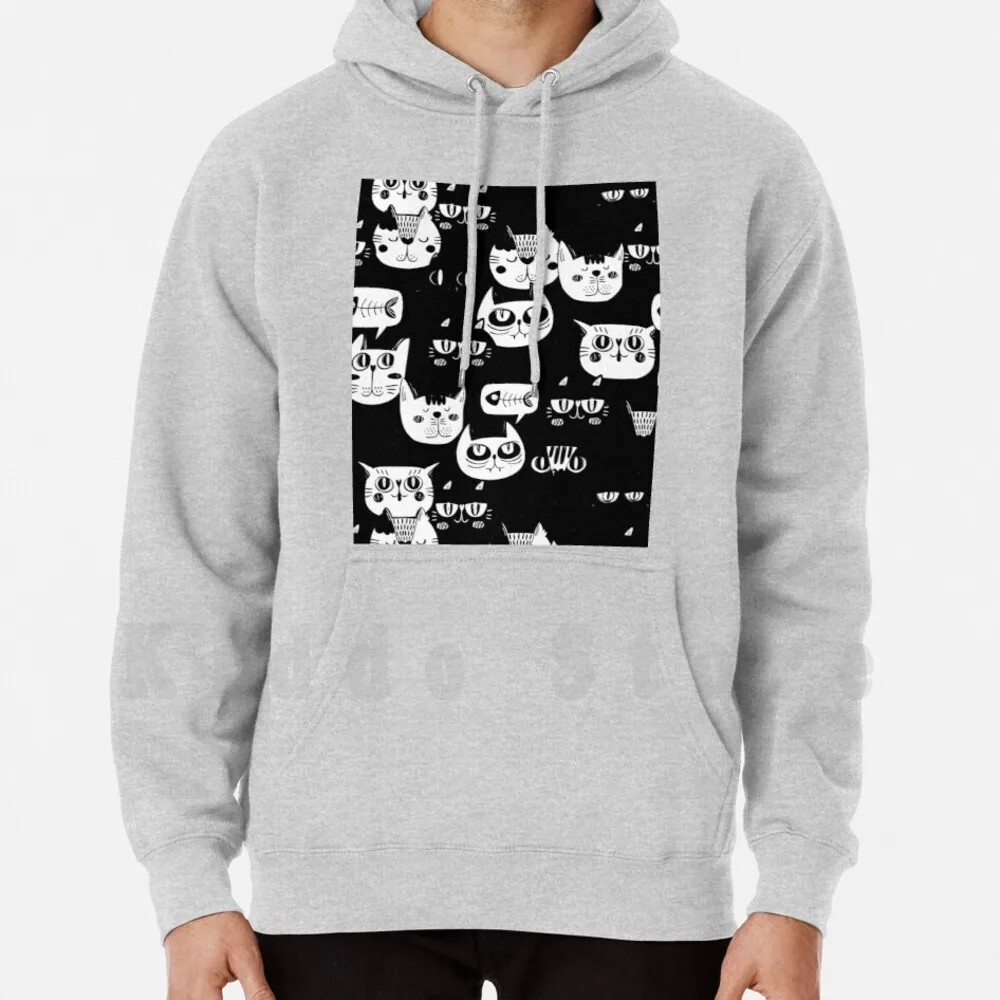 

Черно-белая толстовка с длинным рукавом и рисунком кошки