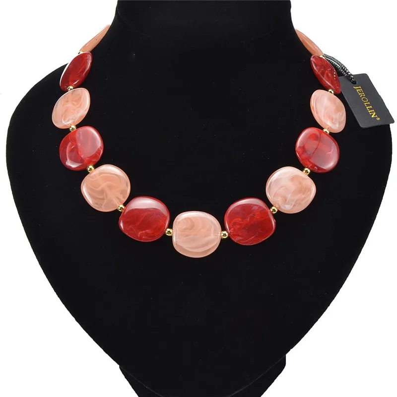 Женское колье из яркой смолы с бусинами 20 мм 2019 |
