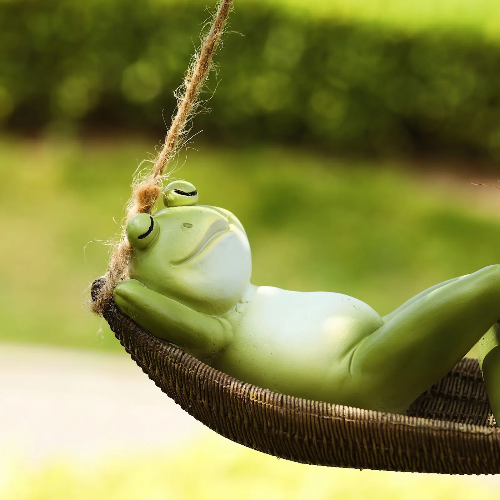 

Hanging Frog Ornament Creative Painted Resin Crafts Animals Statue for Home Garden Courtyard Decoration