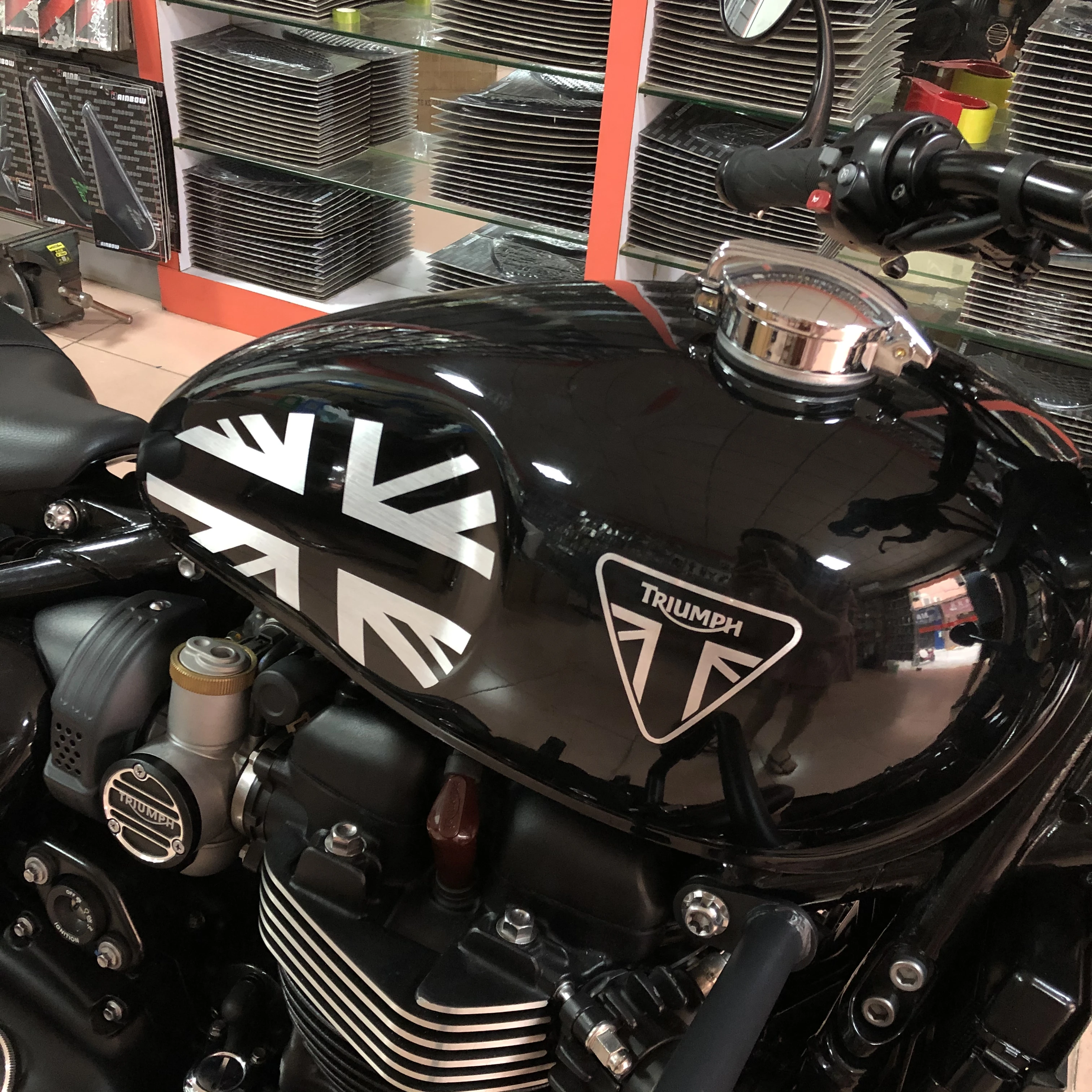 Подходит для триумфа Ретро Локомотив Bonneville bobber черный TFC гоночный автомобиль