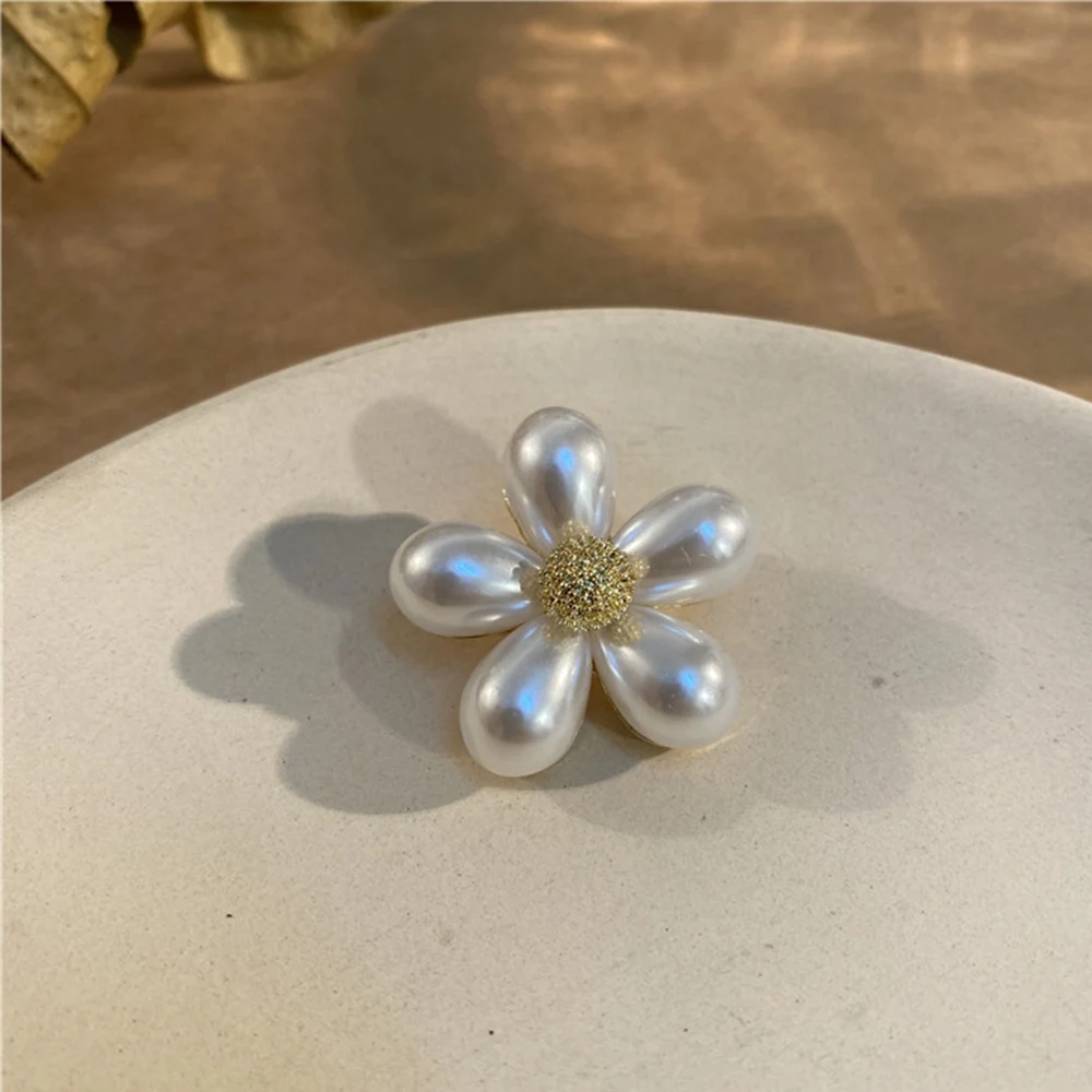 

Sweet Bow Flower Imitation Pearl Brooch Elegant Temperament Women Badges Fashion High Quality Clothes Collar Accessories Pins