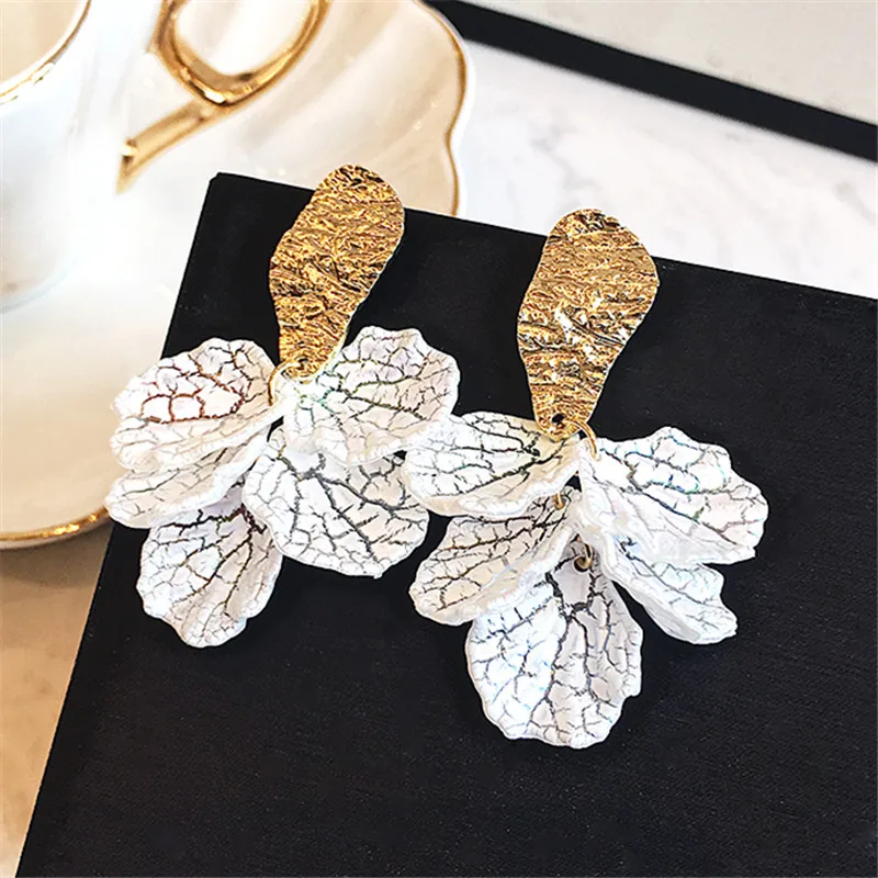 

Korean White Shell Flower Petal Drop Earrings For Women New Statement pendientes Trendy long earrings Nightclub jewelry