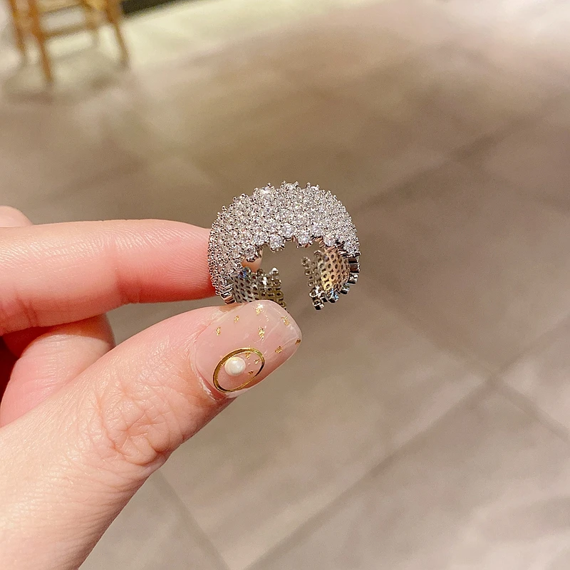 Изысканное широкое кольцо с фианитом для женщин золотого цвета открытое