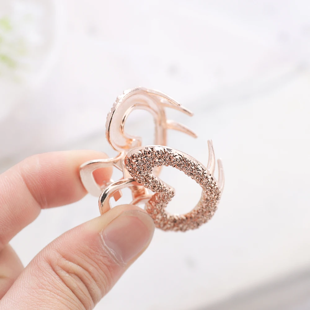 Черный пистолет покрытый металлическим сердцем коготь для волос женщин