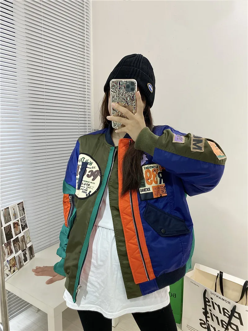 

Белый пуховик-пуховик Корейская свободная подходящая цветная печать этикетка бейсбольный Летающий костюм женский воротник-стойка цвет ст...