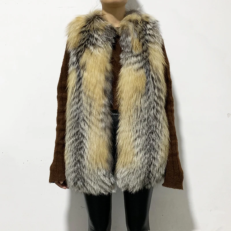 Женский меховой жилет в полоску винно-синем стиле |