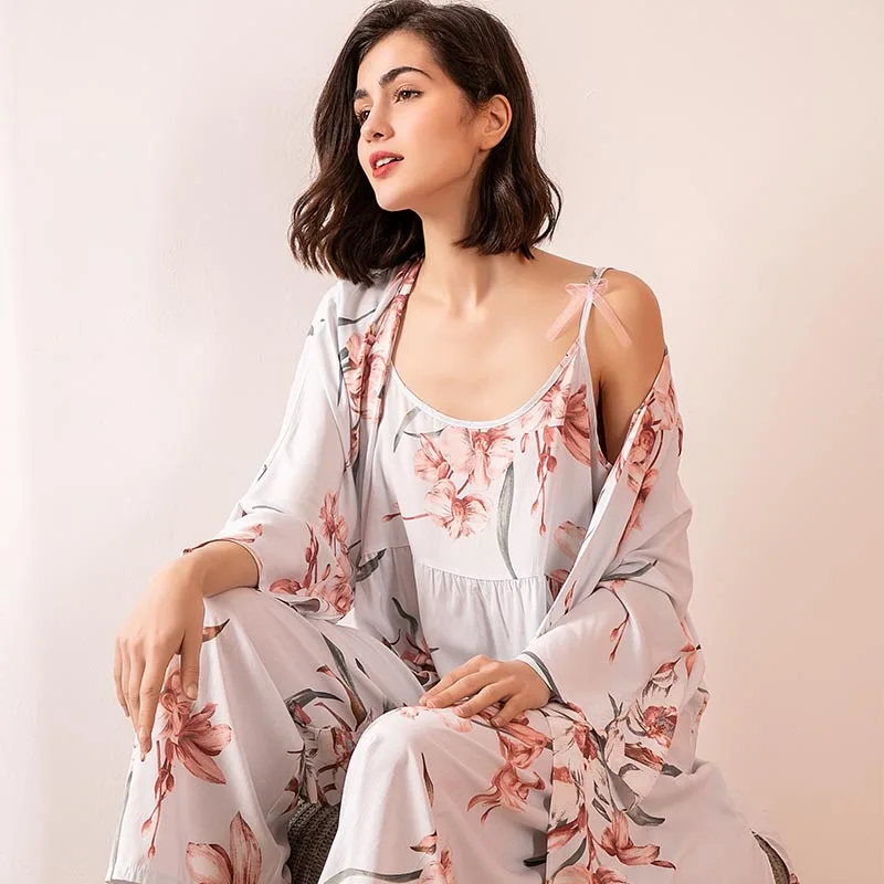 

2021 Lente Nieuwe Vrouwen Cartoon Kraan Gedrukt Pyjama Set Comfort Katoen Satijn Kimono Stijl 3 Stuks Losse Homewear Vrouwen Cas