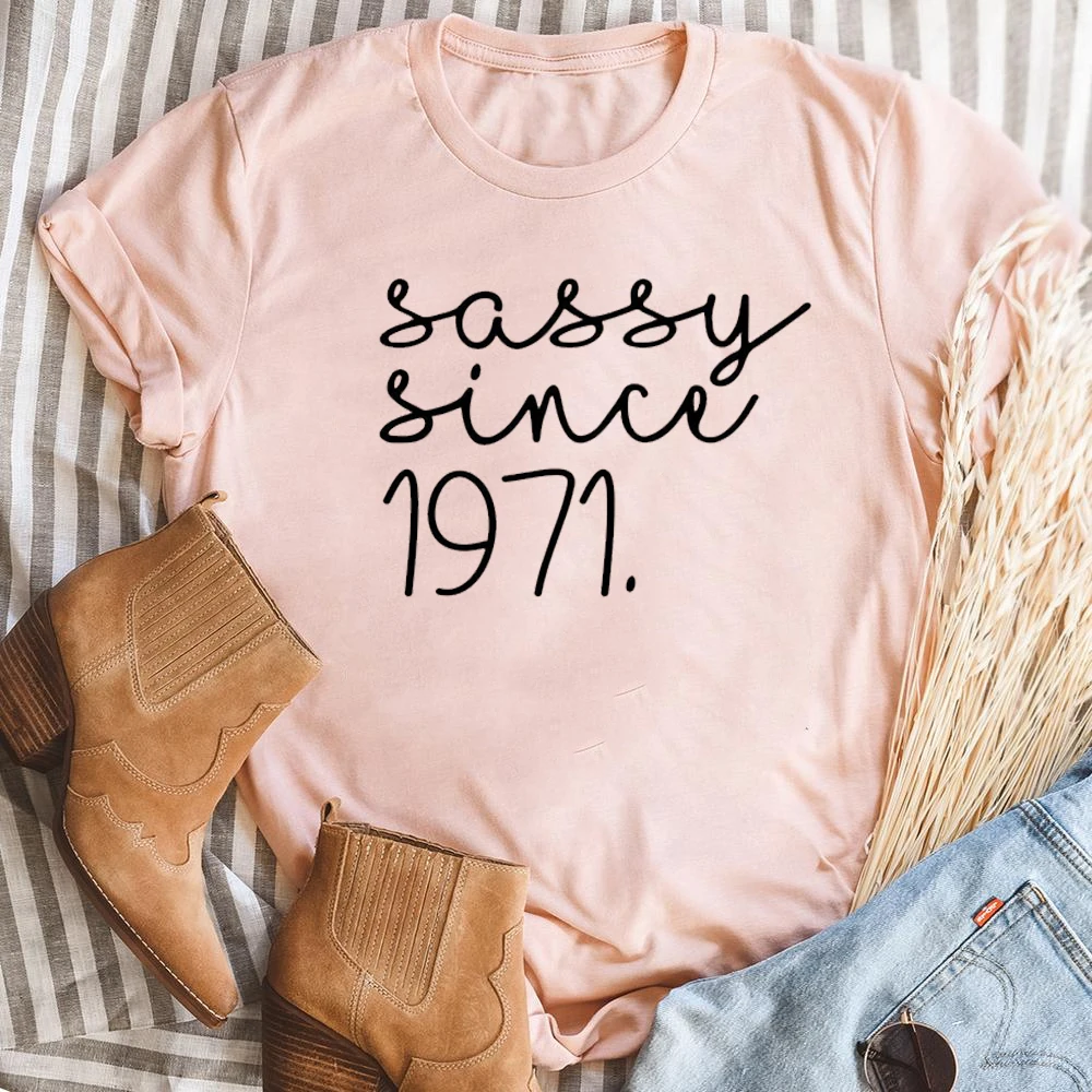 

Футболка Sassy с 1971 года, забавная рубашка на 50-й день рождения, подарок для нее, Повседневная модная женская футболка, классические топы на опр...