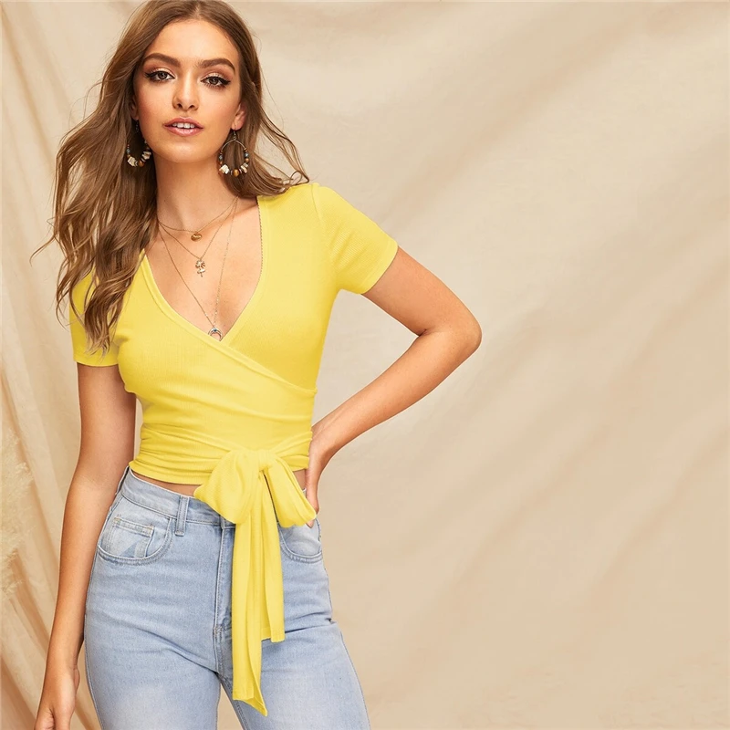 SHEIN, сексуальный облегающий топ с глубоким v-образным вырезом и поясом, женская летняя Элегантная футболка с коротким рукавом