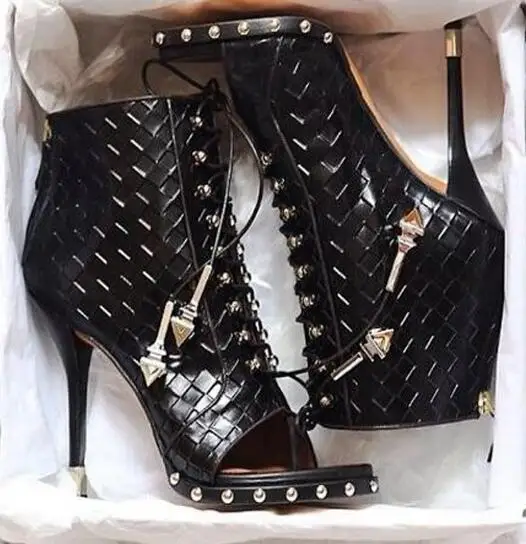 Online Terbaru Hitam Putih Kotak Pola Peep Toe Kulit Berenda Pergelangan Kaki Sepatu Hak Tinggi Wanita Paku Keling Gladiator Pendek Booties Gaun Sepatu