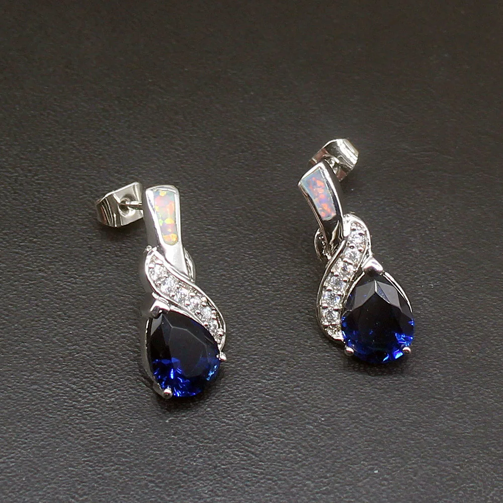 

Женские серьги-гвоздики из серебра 925 пробы с голубым сапфиром и жемчугом