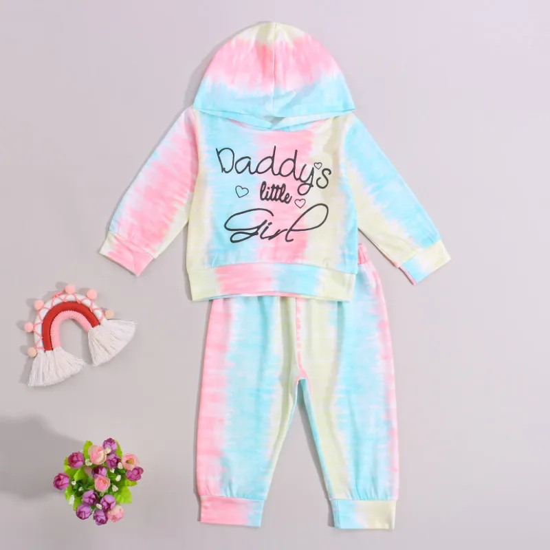 

Комплект из 2 предметов для маленьких девочек, топ с капюшоном и длинными рукавами и принтом в виде букв с завязкой-краской для малышей на ве...