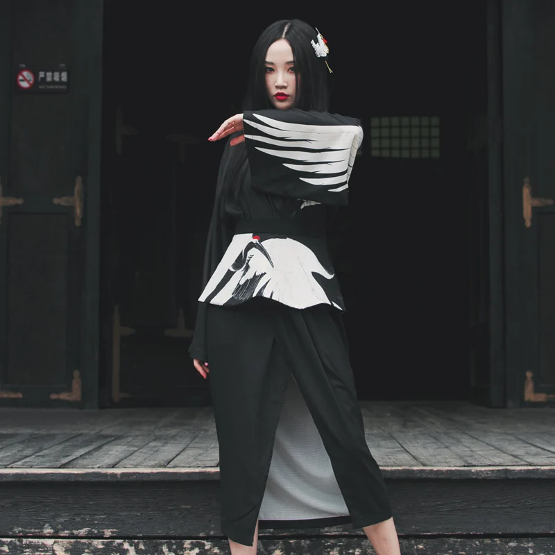 Платье-кимоно женское свободного кроя длинное черное с V-образным вырезом и