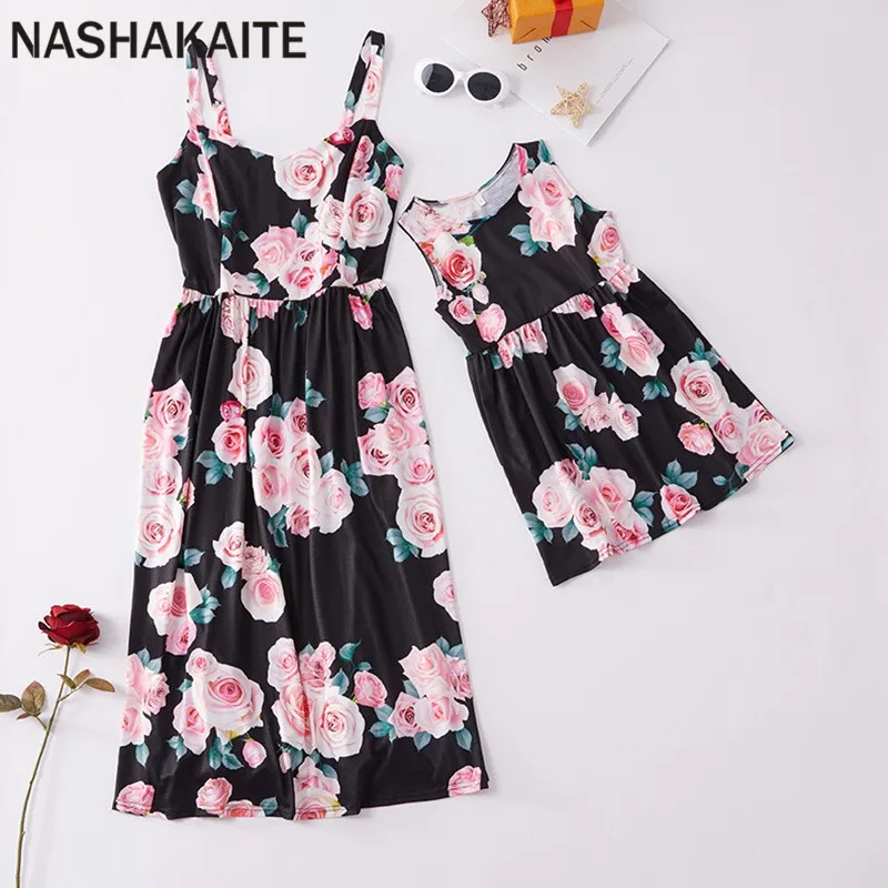 Balck NASHAKAITE/платья для мамы и дочки; летний праздничный сарафан; платье средней длины с цветочным принтом без бретелек; платье для мамы и дочки - Цвет: Balck