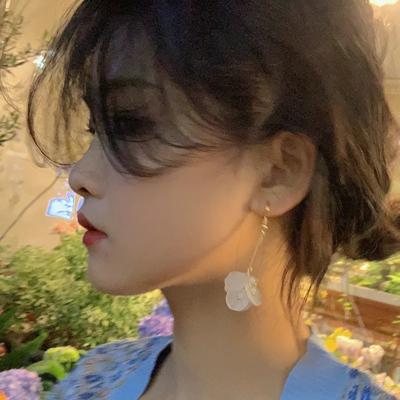 

Gentle Temperament Senior Retro Small Fresh Long Elegant Spring White Flower Earrings
