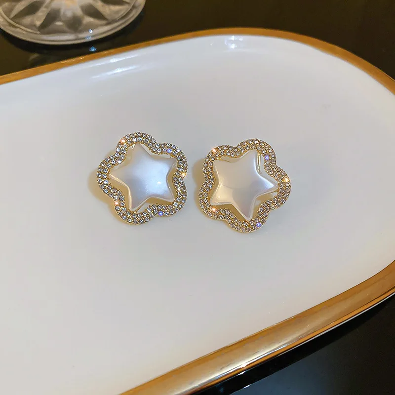 

Новые серьги-гвоздики с жемчугом и звездой бриллиантами для женщин модные дизайнерские темпераментные серьги простые и атмосферные украше...