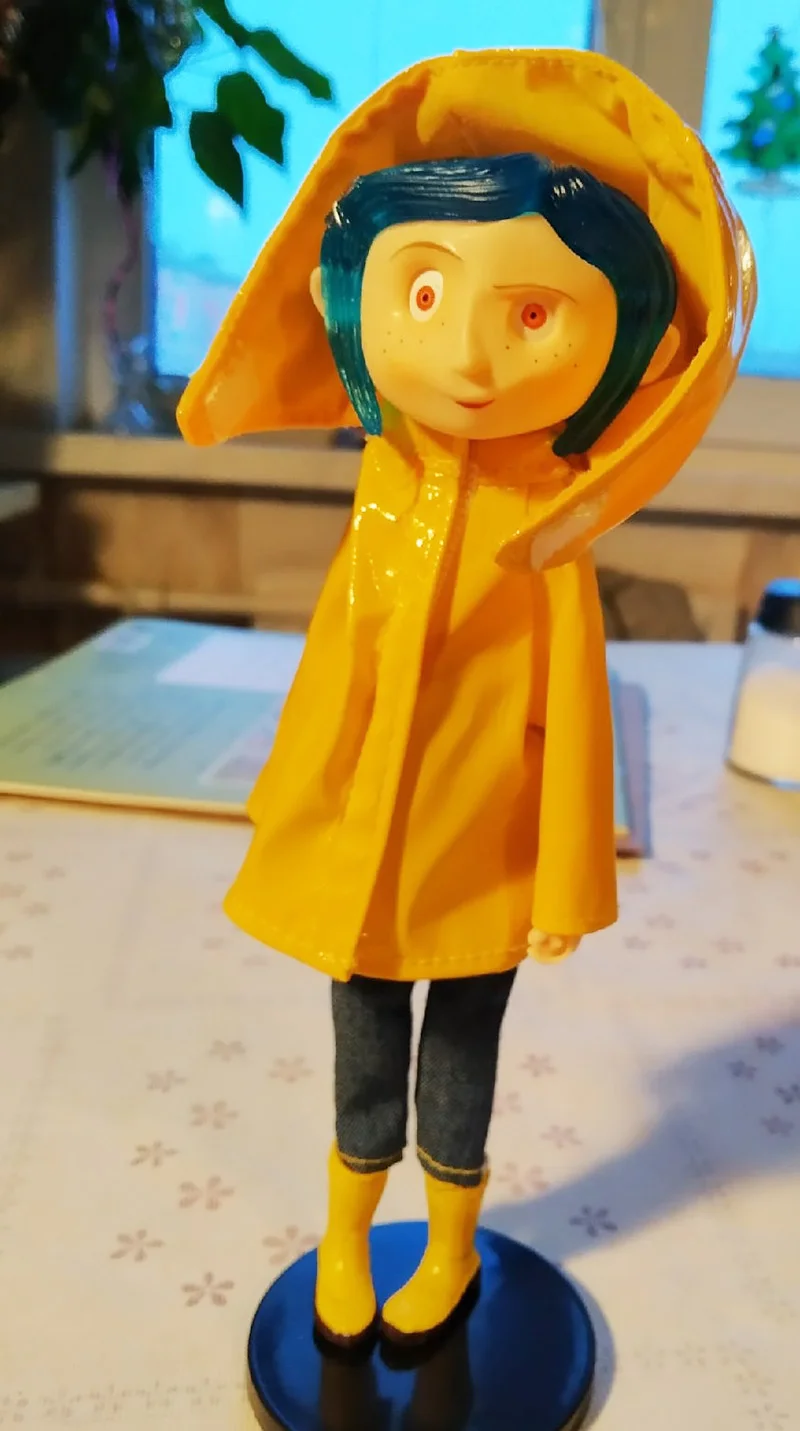 Фигурка NECA Coraline с желтым дождевиком игрушка кукла подарок на Рождество детский