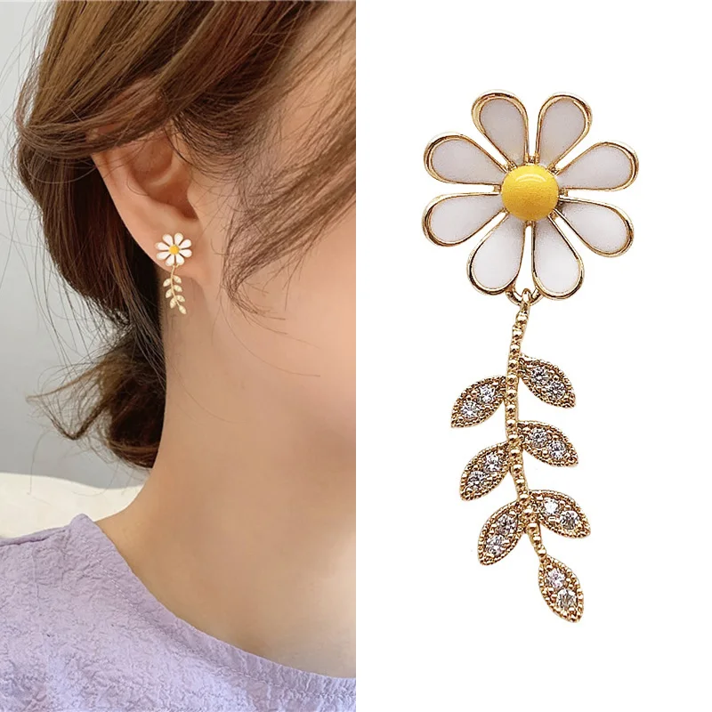 Женские серьги гвоздики с подвесками вечерние маленькими в виде листьев ромашки