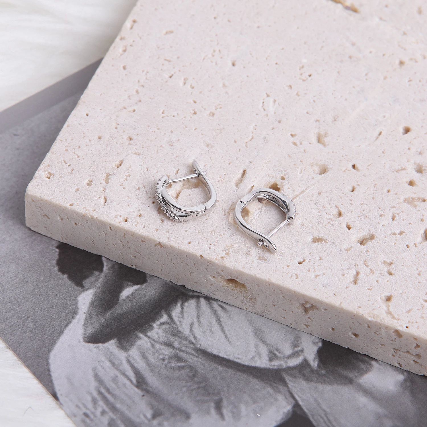 

Silver Hoop Earrings For Women Teens Girls Classic Elegant Retro Style Diamond Inlaid Earrings Wedding Party Fashion Jewelry