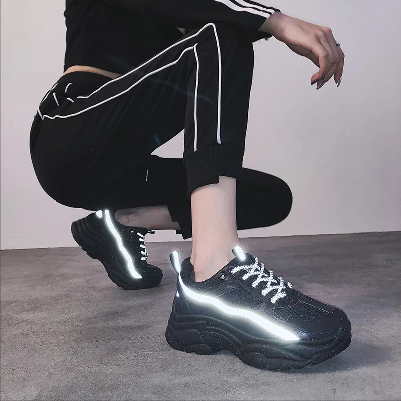Кроссовки женские на массивной платформе дизайнерские модная отражающая обувь