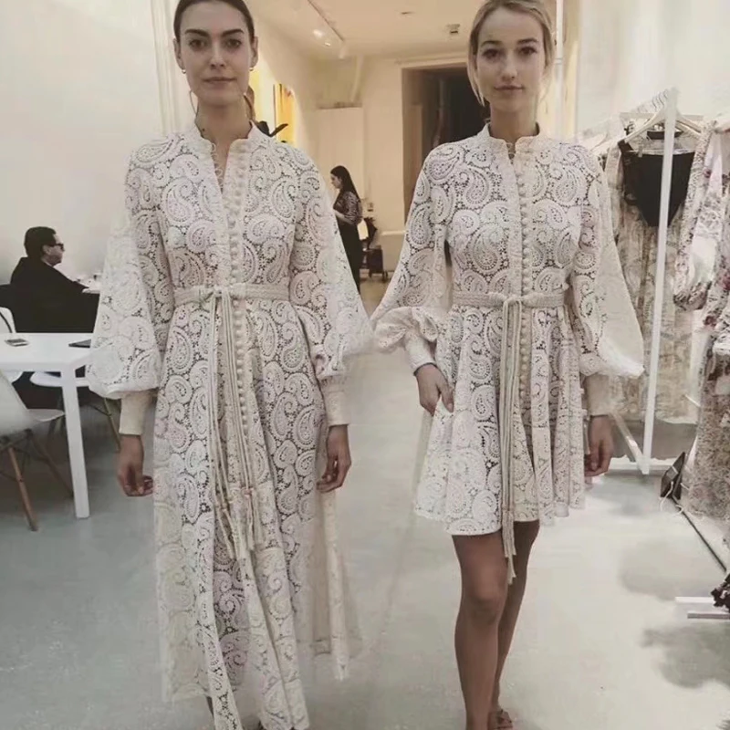 Женское подиумное длинное платье однобортное ажурное с рукавами фонариками и