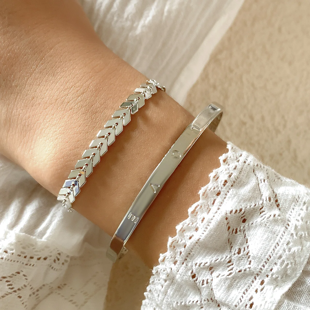 

2PCS/SET Love Letters Carved Bangles Set Thick Gold Charm Leaf Chains Bracelets Bangles For Women Bridal Fashion Party Jewelry