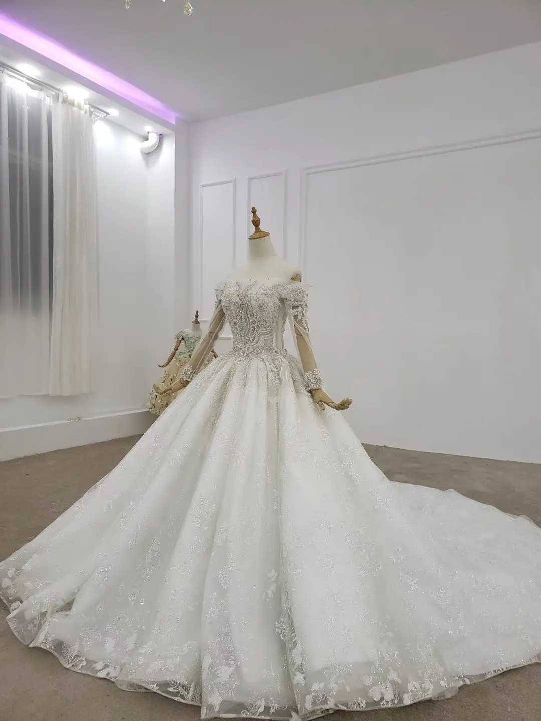 

Luxury Glittering Lace Wedding Dress With Crystals Beads Princess Long Sleeves Dubai Wedding Ball Gown