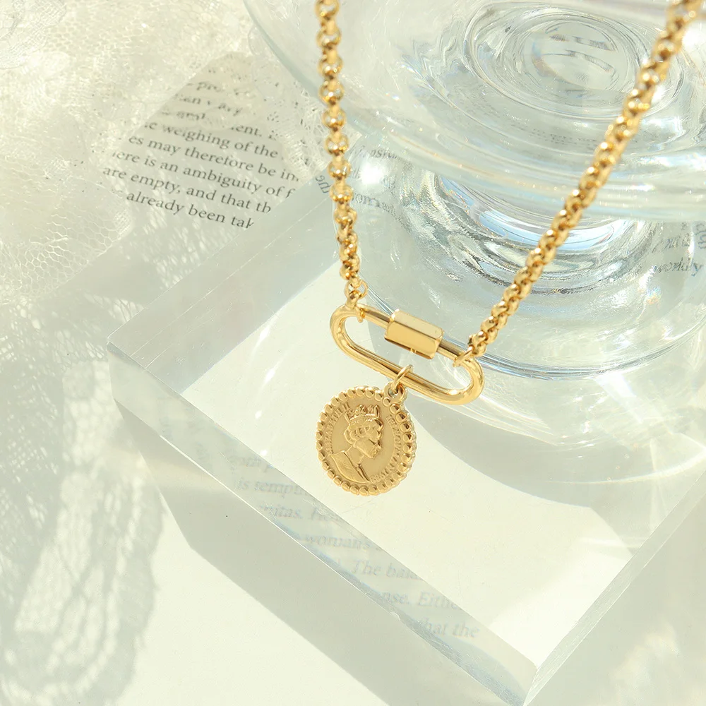 

2022 New Design Retro Personality 18K Gold Plate Queen Pattern Round Pendant Necklace Stainless Steel Necklace Chain for Women