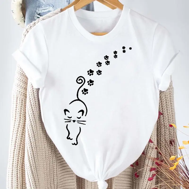 

Женская футболка с коротким рукавом и принтом «лапа»