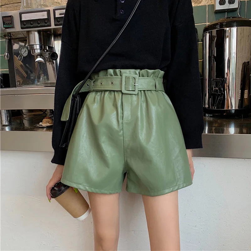 Женские гофрированные шорты с поясом черные свободные из искусственной кожи