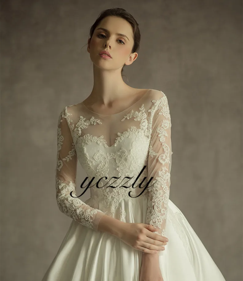 Элегантное бальное платье с круглым вырезом и длинными рукавами аппликацией