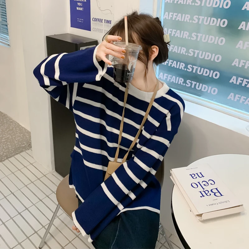 Женский свободный свитер в полоску с круглым вырезом и разрезом | Женская одежда